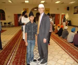 photograph of Assistant Attorney General Perez and a member of the Sikh Temple of Wisconsin