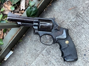 Picture of the revolver brandished by the defendant Picture of the revolver brandished by the defendant
